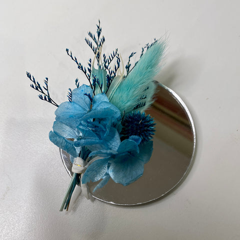 Magnet with blue dried flowers