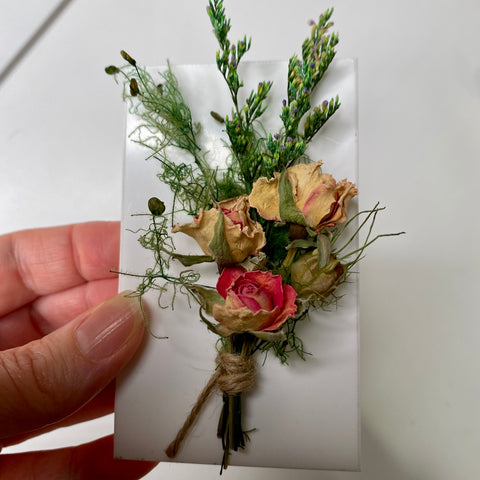 Magnet with dried flowers