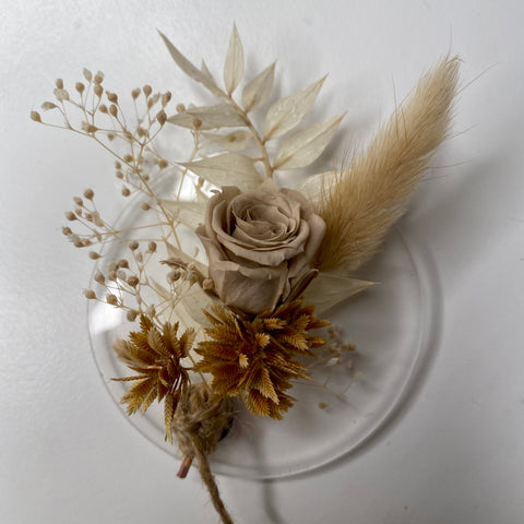 Magnet with dried flowers