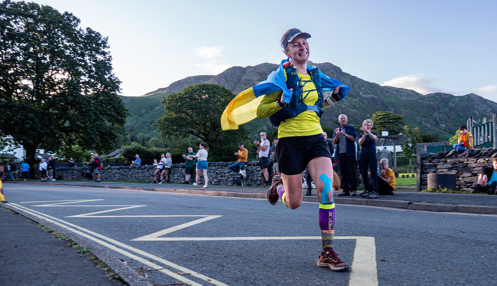 dariia-coming-through-lakeland-100-finish-with-ukranian-flag