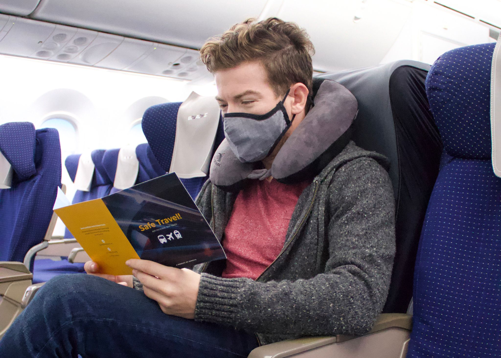 אדם לובש את מסכת הסונומאסק פרו במהלך טיסה במטוס
