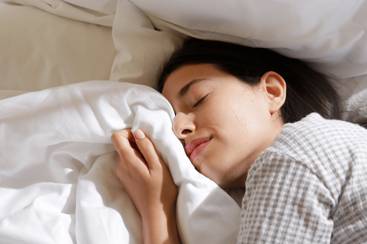 אישה ישנה על מצעי הסאטן האנטימיקרוביאליים של חברת סונוביה