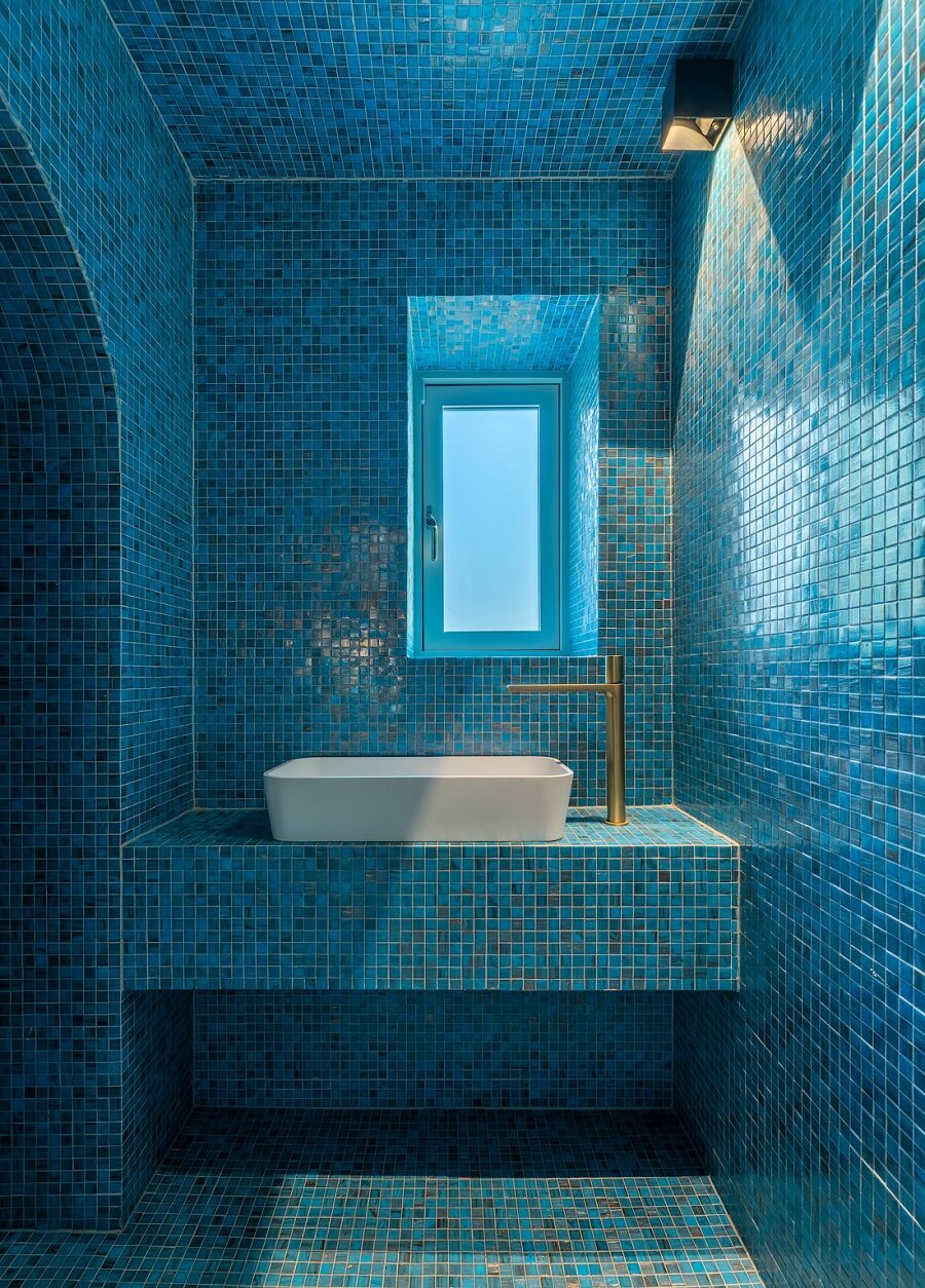 full-mosaic-wetroom-with-blue-gold-mosaic-tiles