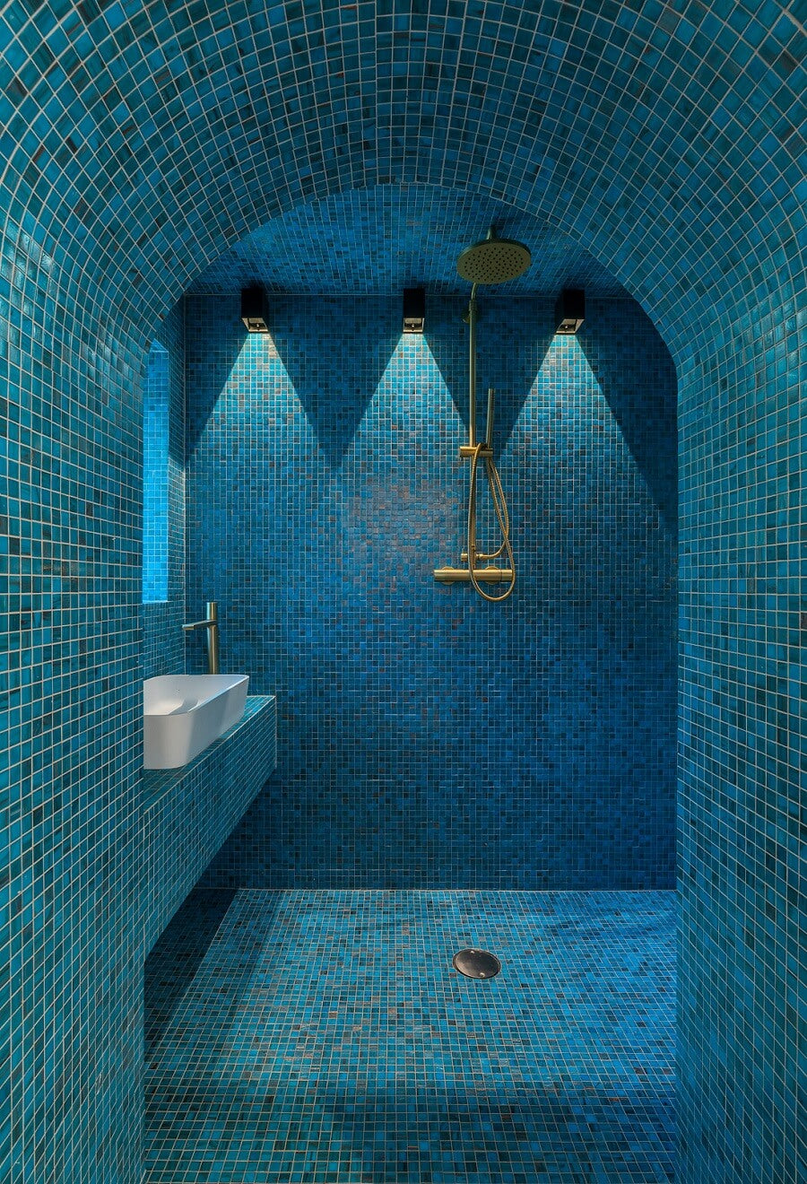 wetroom-with-blue-gold-mosaic-tiles