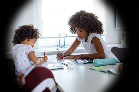 cheveux bouclés d’enfant