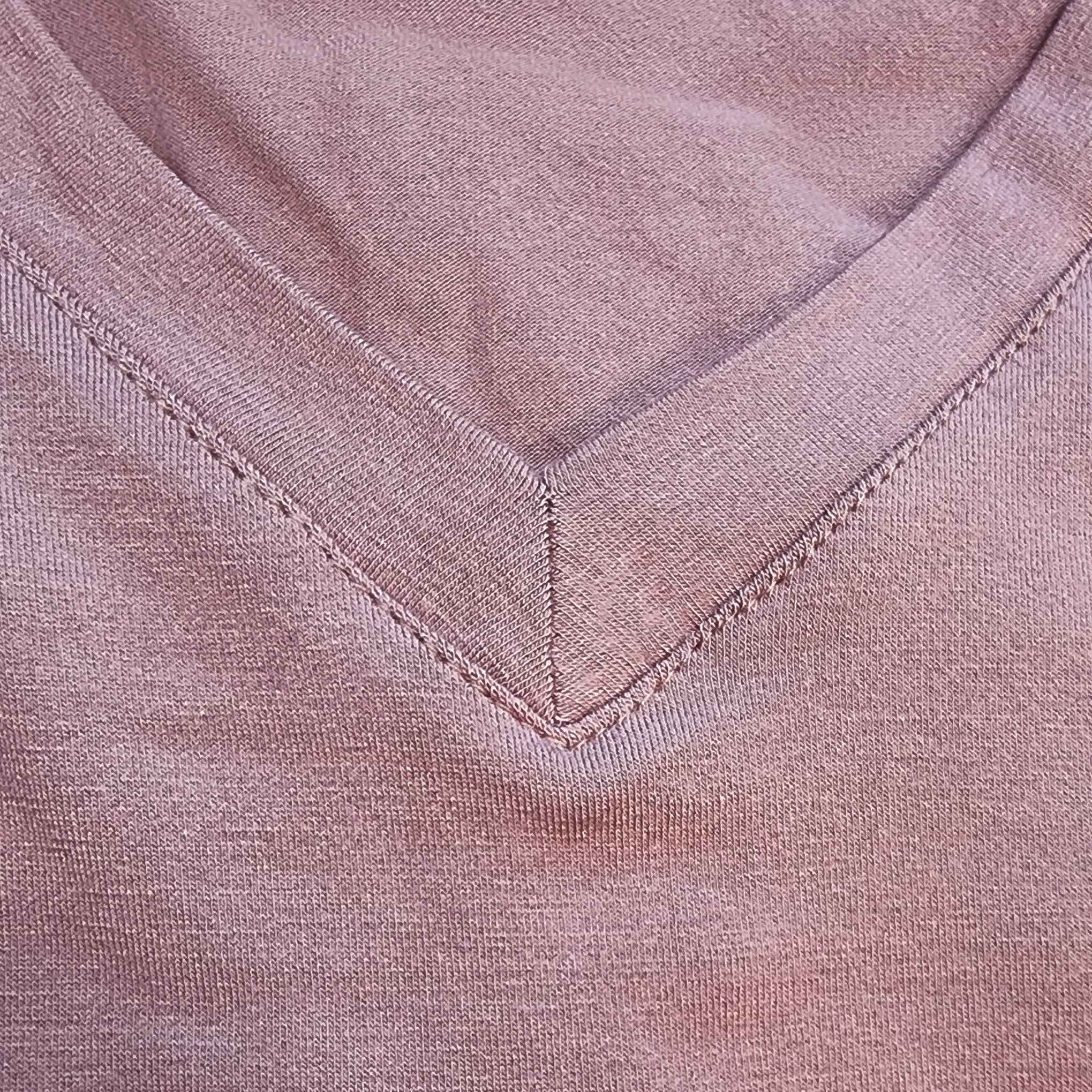 Плаття футболка T-Shirt Dress з V подібним вирізом - більш жіночний варіант домашньої футболки