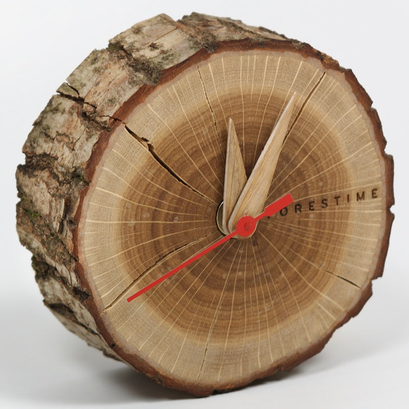 Se Forestime bordur i egetræ med barkkant Ø14x4,5 cm hos Wood To You