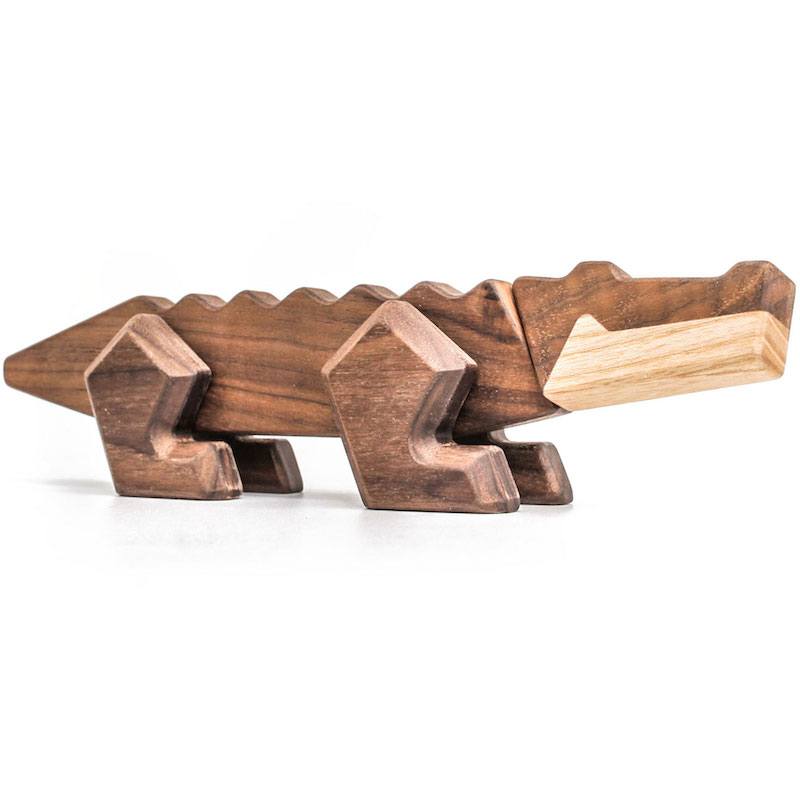 Se FableWood Krokodille figur i træ med 6 magnetiske dele hos Wood To You