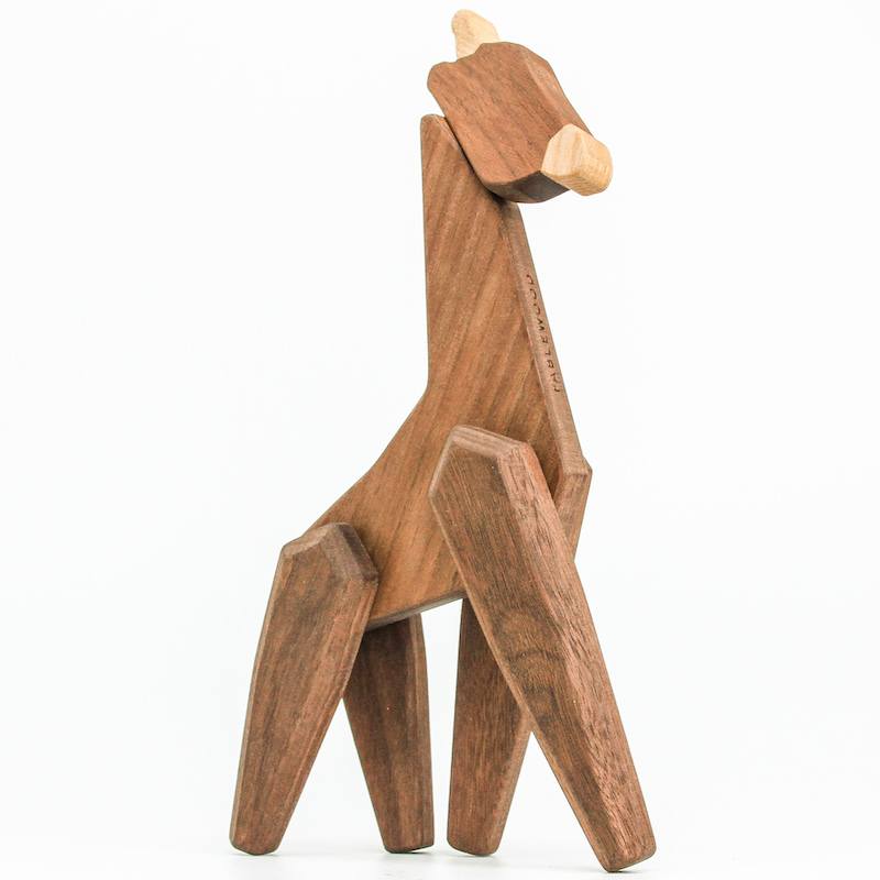 Se FableWood træfigur - Giraf hos Wood To You
