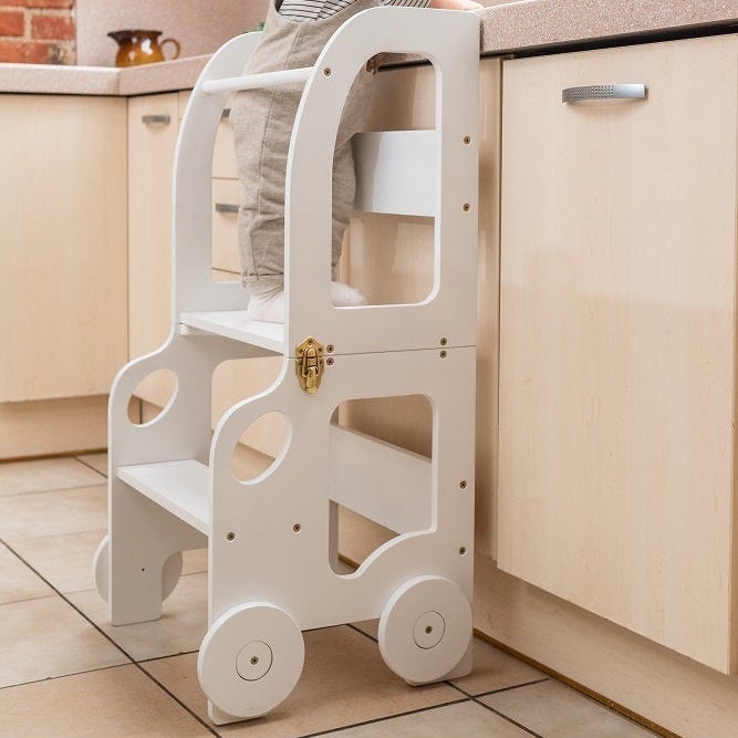Se Køkkenstol designet som en bil til børn + Bord og stol Flere varianter - Hvid hos Wood To You