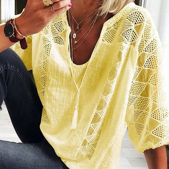 Top with three-quarter sleeves with lace and U-neck