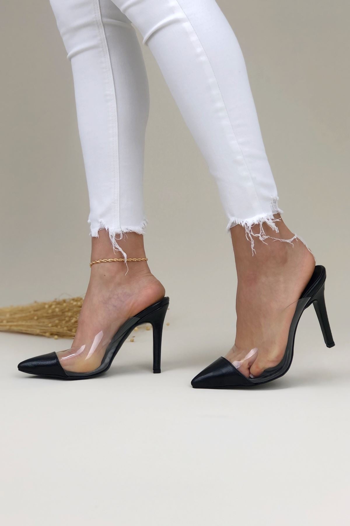 Image of Women's Shiny Black Heeled Slippers