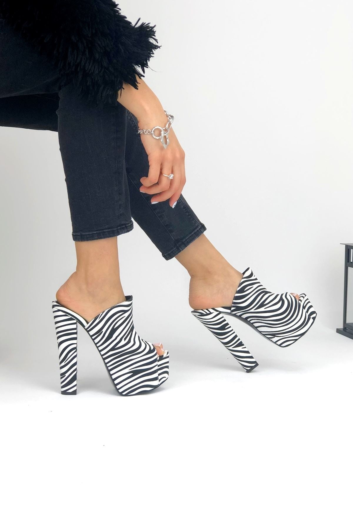 Image of Women's Zebra Pattern Heeled Slippers