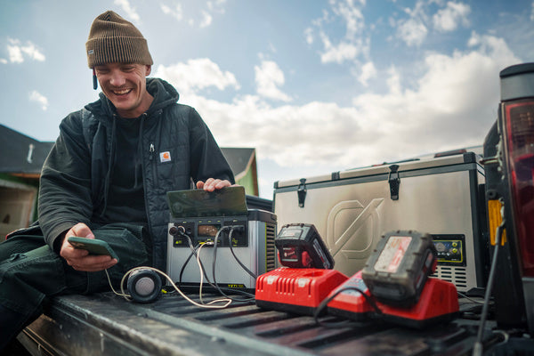 Outils chargés par une nouvelle centrale électrique portable Yeti