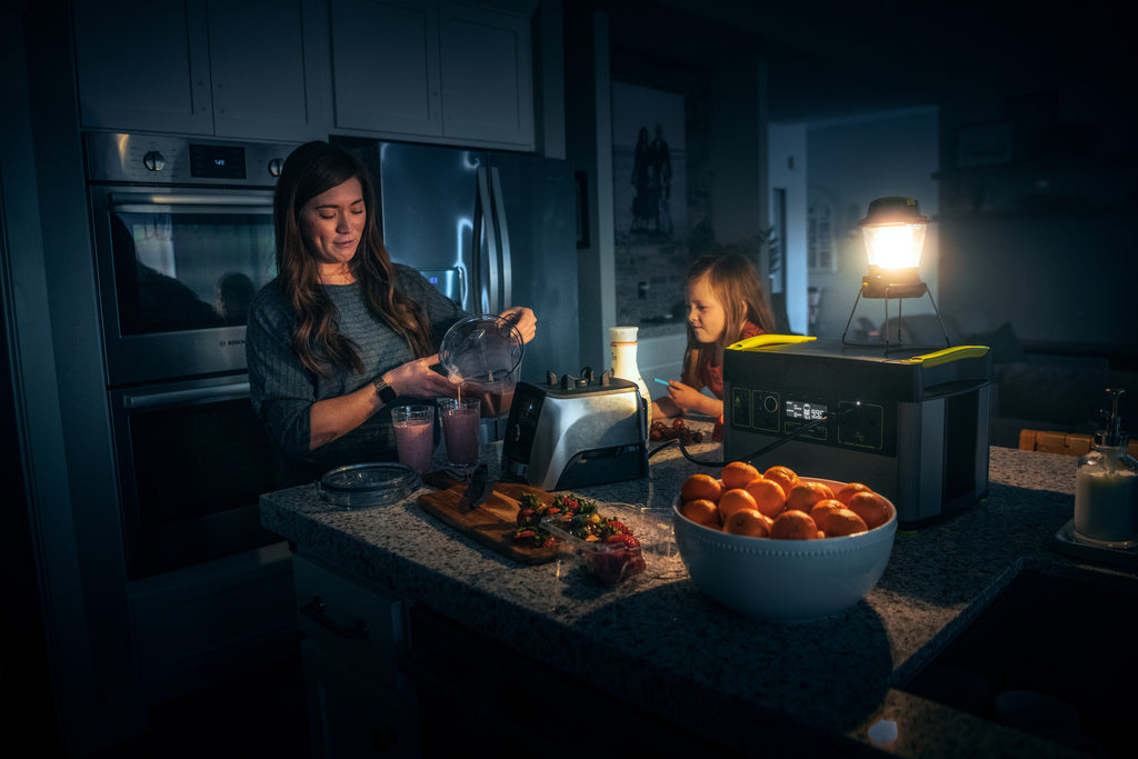 La centrale électrique portable Goal Zero Yeti alimente des appareils de cuisine utilisés par une femme et un enfant dans une cuisine.