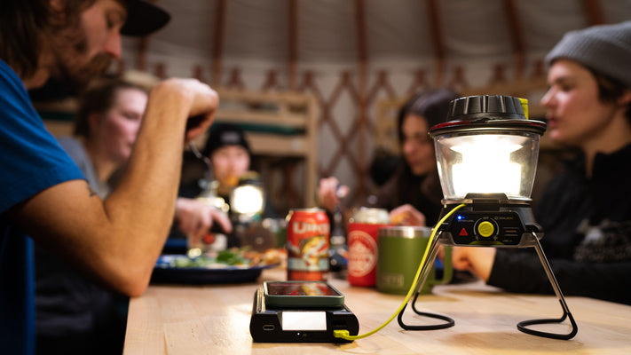 Un groupe de personnes utilise la lanterne Goal Zero Lighthouse pour s'éclairer.