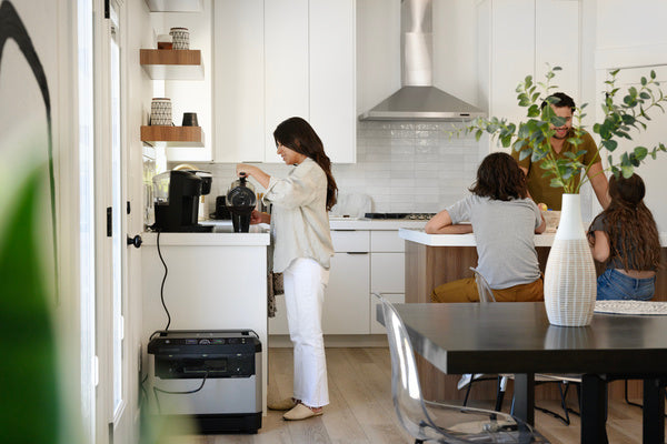 Une famille utilise le Yeti PRO 4000 pour alimenter sa maison.