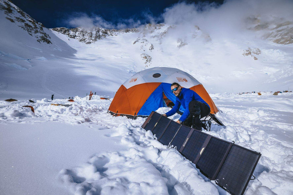 Panneaux solaires Goal Zero sur une montagne enneigée - escalade