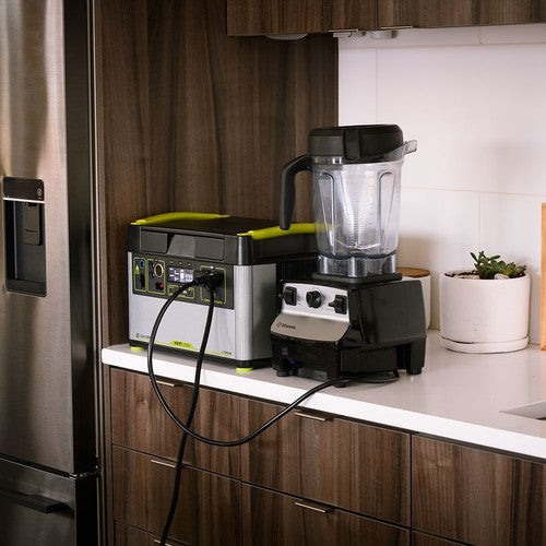 Centrale électrique portable Goal Zero Yeti dans un comptoir de cuisine alimentant un mixeur et un autre appareil.