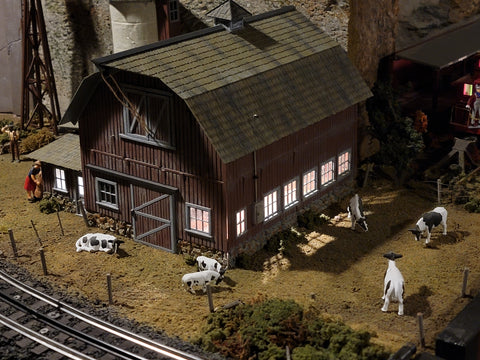 O Scale farm with cows