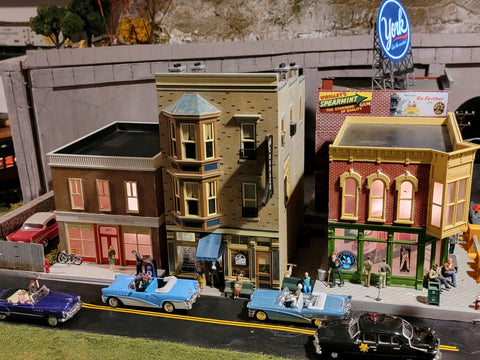 O Scale downtown scene with vehicles