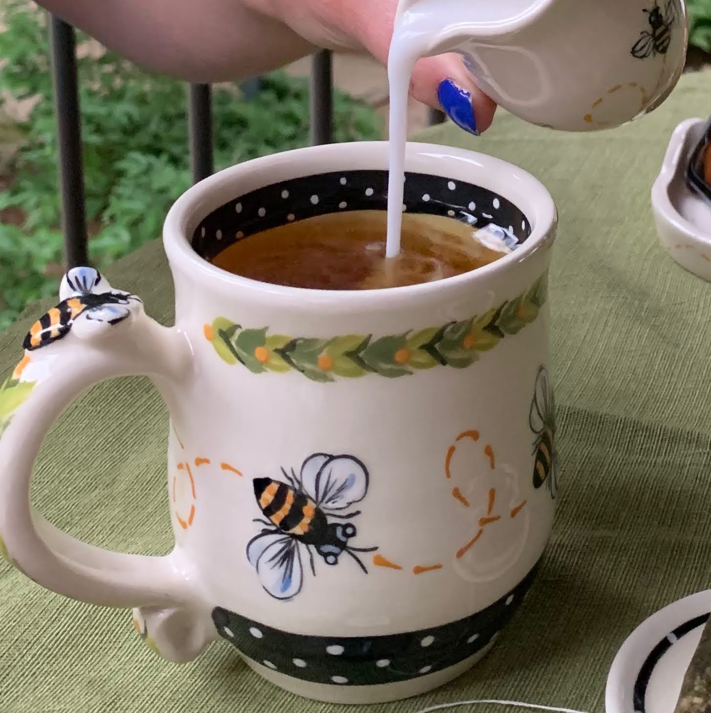 https://cdn.shopify.com/s/files/1/0520/2113/3470/collections/Bee_mug.jpg?v=1616164457