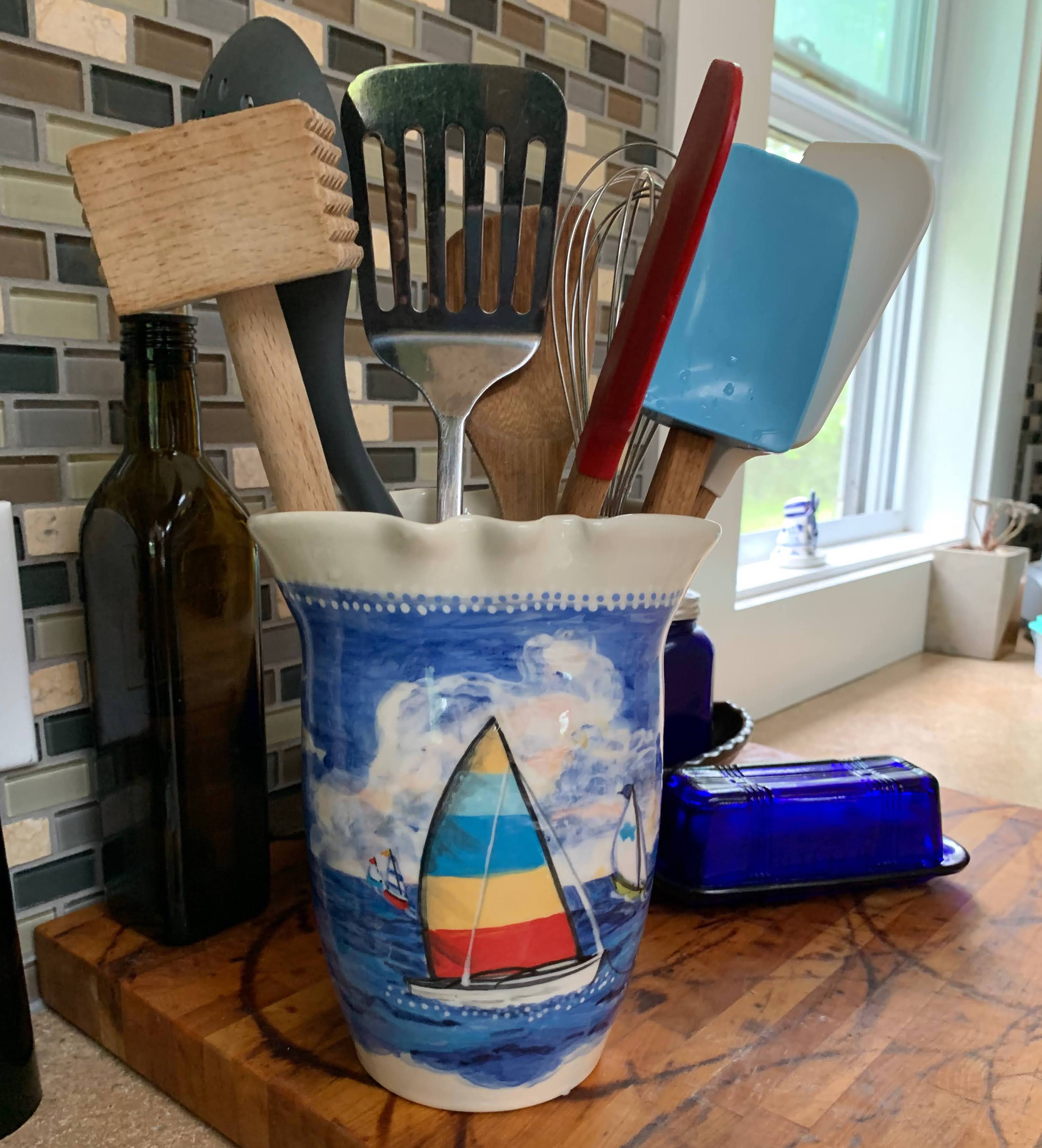 https://cdn.shopify.com/s/files/1/0520/2113/3470/collections/Sailboat_Utensil_holder.jpg?v=1615581311