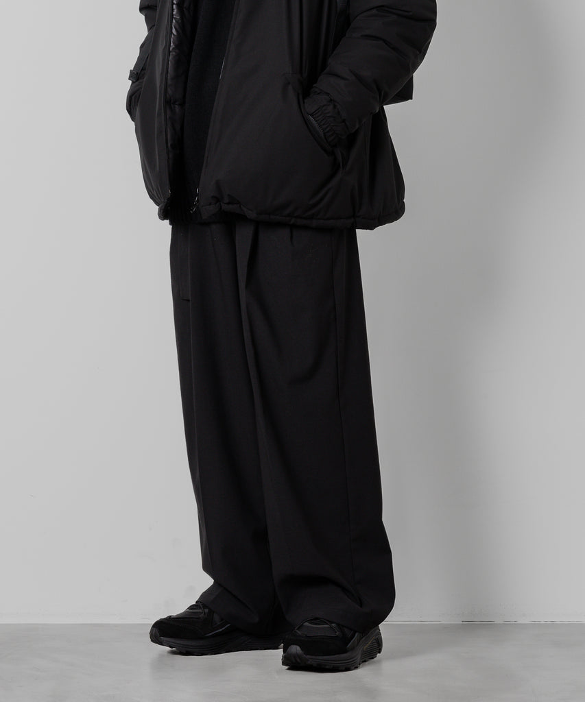 【ATTACHMENT】PE/RY STRETCH TROPICAL BELTED WIDE TROUSERS - BLACK