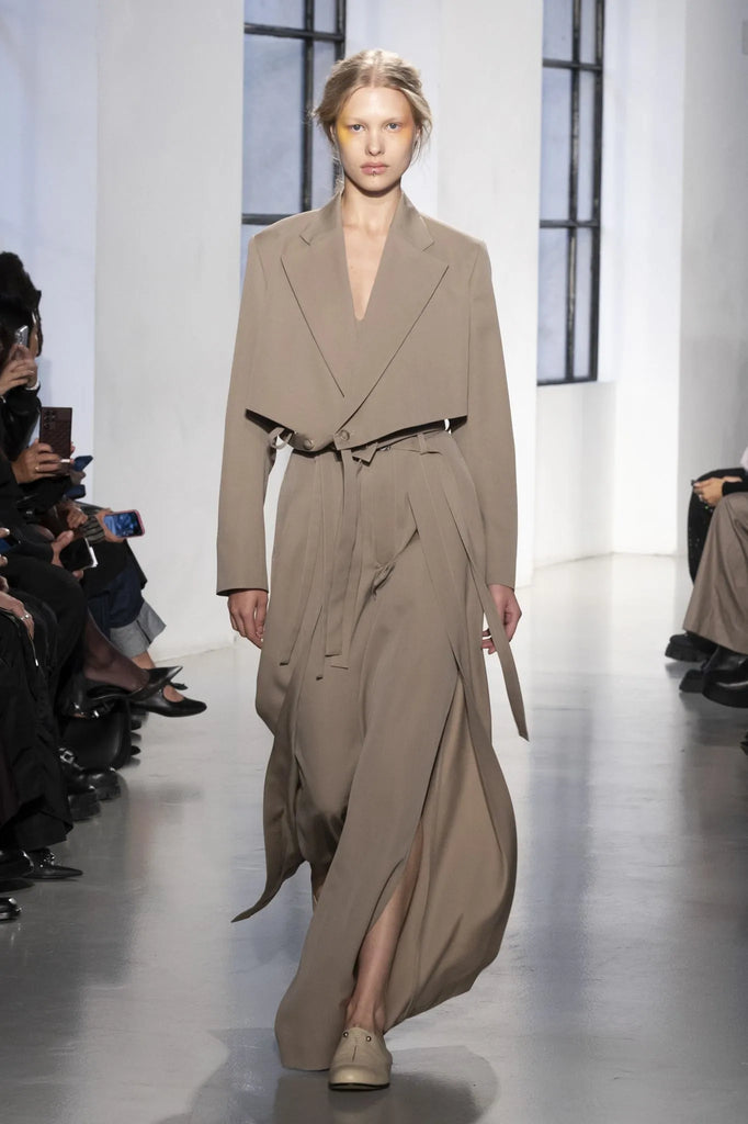 UJOH(ウジョー)の25SSコレクションのLOOK001