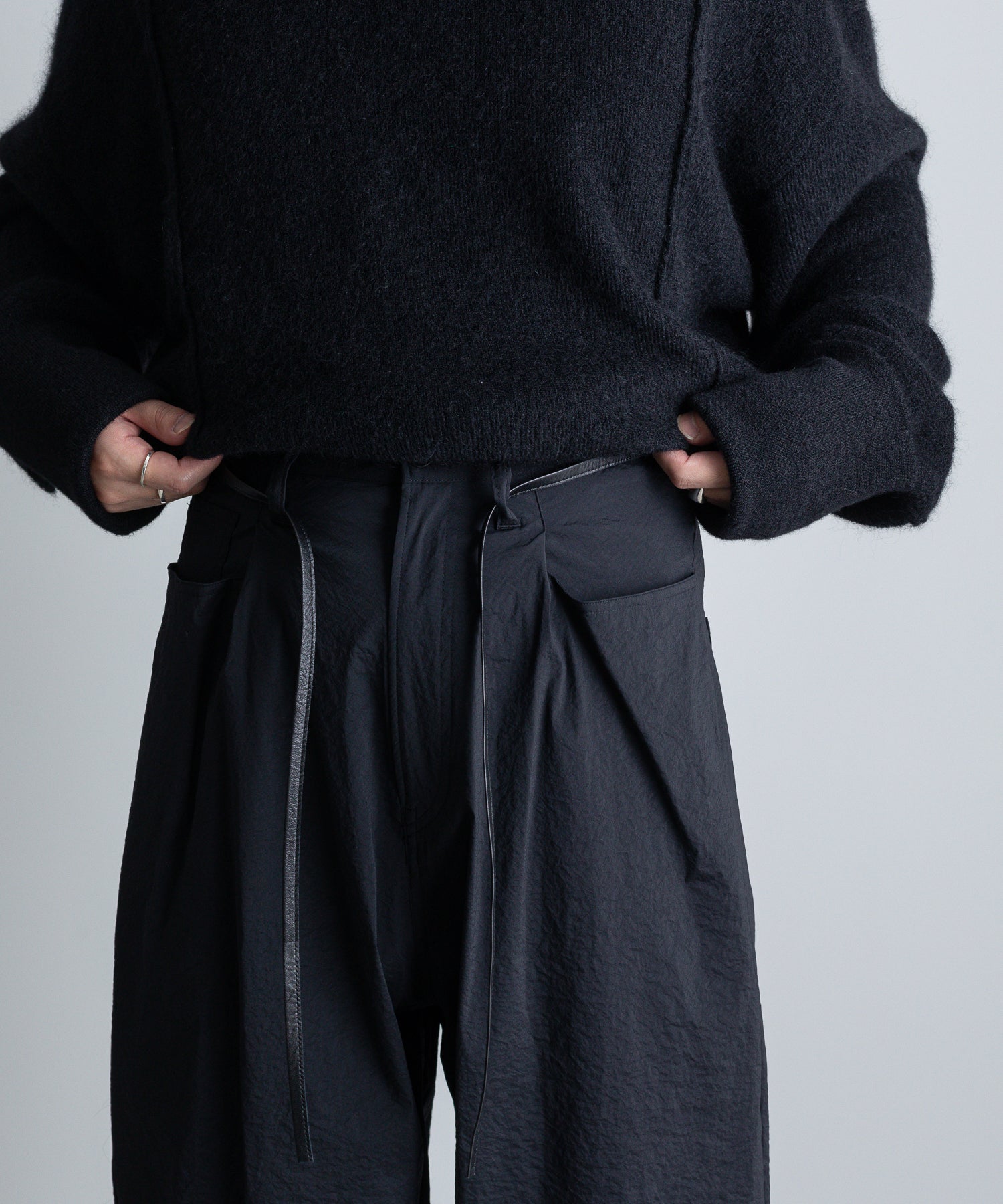 stein / シュタイン】LEATHER CODE WIDE TUCK PANTS - BLACK | 公式