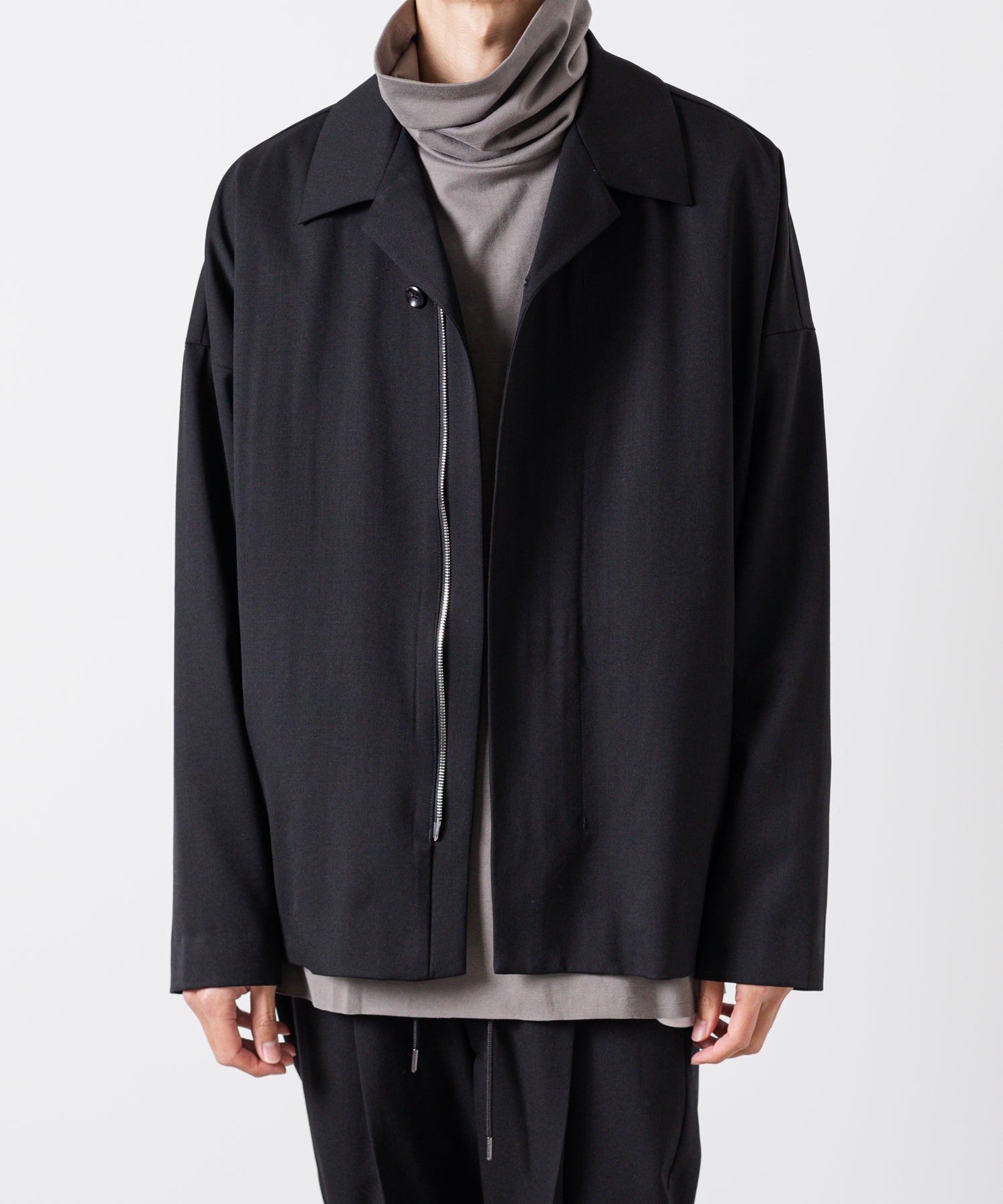 ATTACHMENT / アタッチメント 】WO/PE STRETCH GABARDINE COLLARLESS