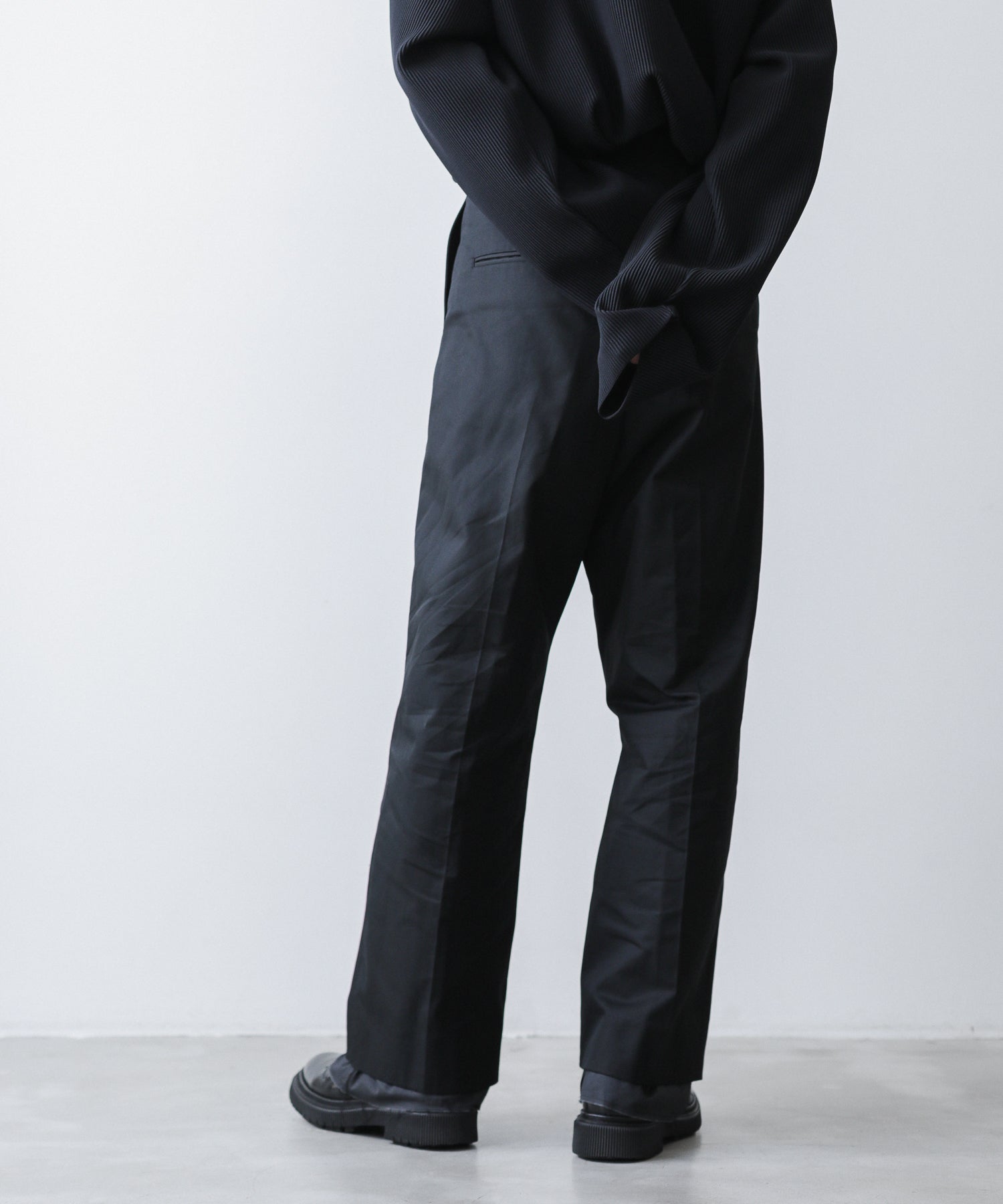 Rich I】UNCLE [TUCK TAPERED TROUSERS・FINX COTTON] - BLACK | 公式