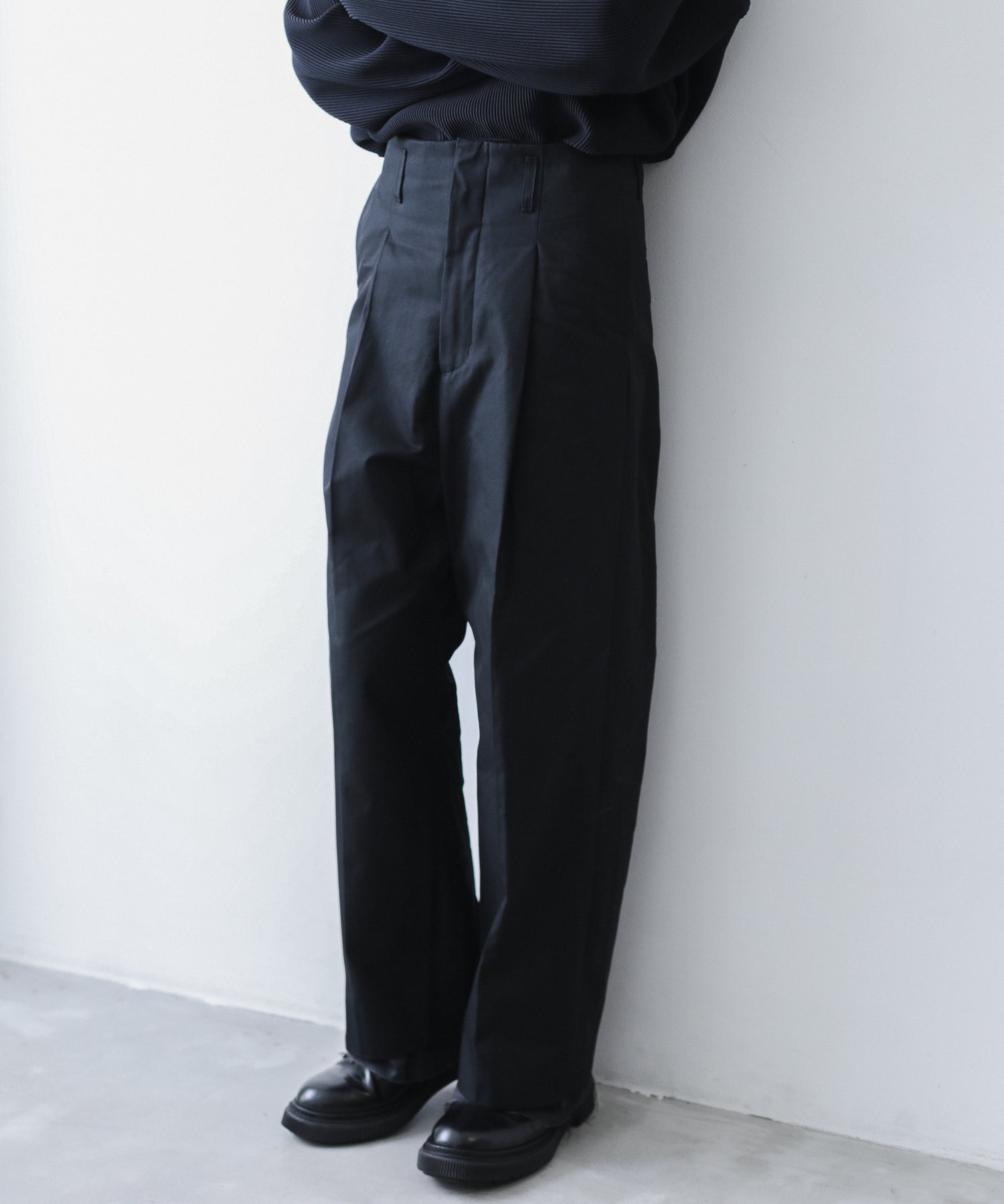 Rich I】UNCLE [TUCK TAPERED TROUSERS・FINX COTTON] - BLACK | 公式