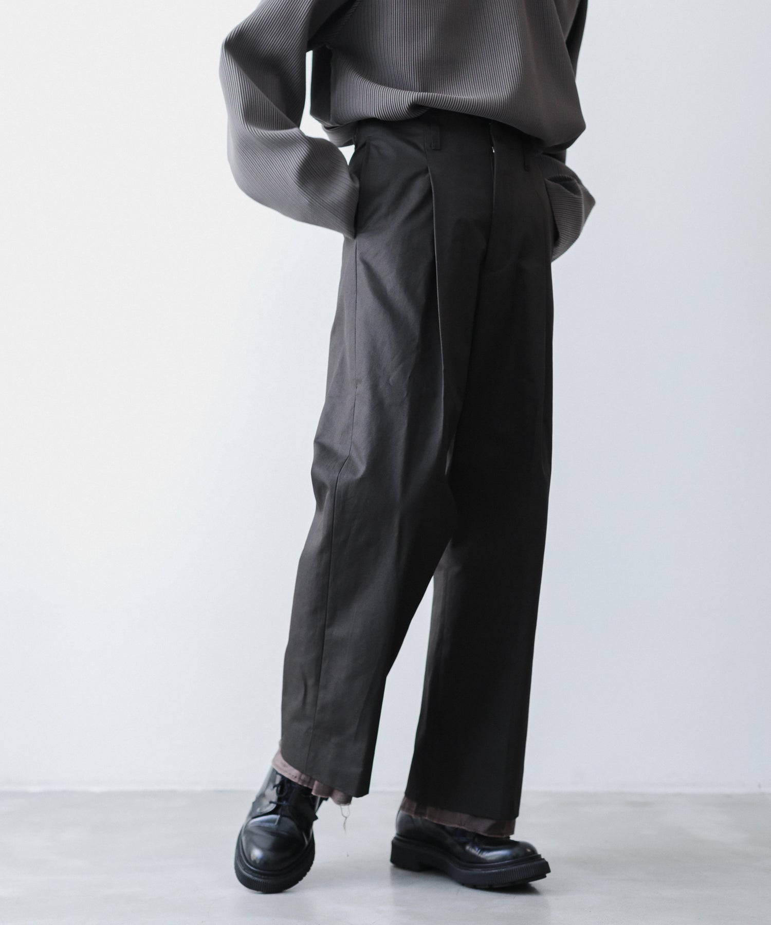 Rich i 22AW uncle tuck tapered trousers-