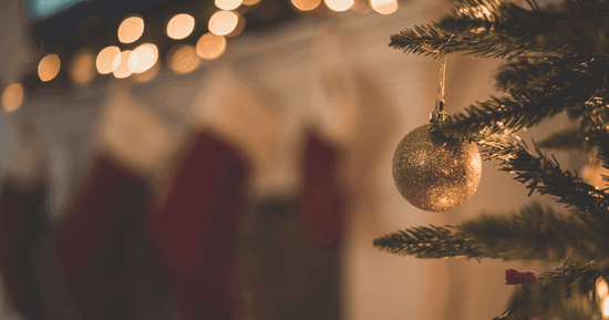 Tendencias decoracion navidad 2023 arbol de navidad con bolas doradas