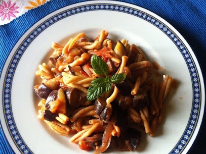 Pasta di Legumi al Ragù di Melanzane