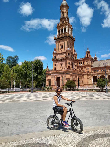 Gus Presa en la plaza de España de Sevilla con su Bestia.