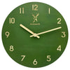 Reloj de pared Holzwerk LIMBURG de madera maciza con logo de cabeza de ciervo, versión en verde
