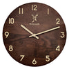 Reloj de pared Holzwerk WINTERBERG de madera maciza con logo de cabeza de ciervo, variante en marrón
