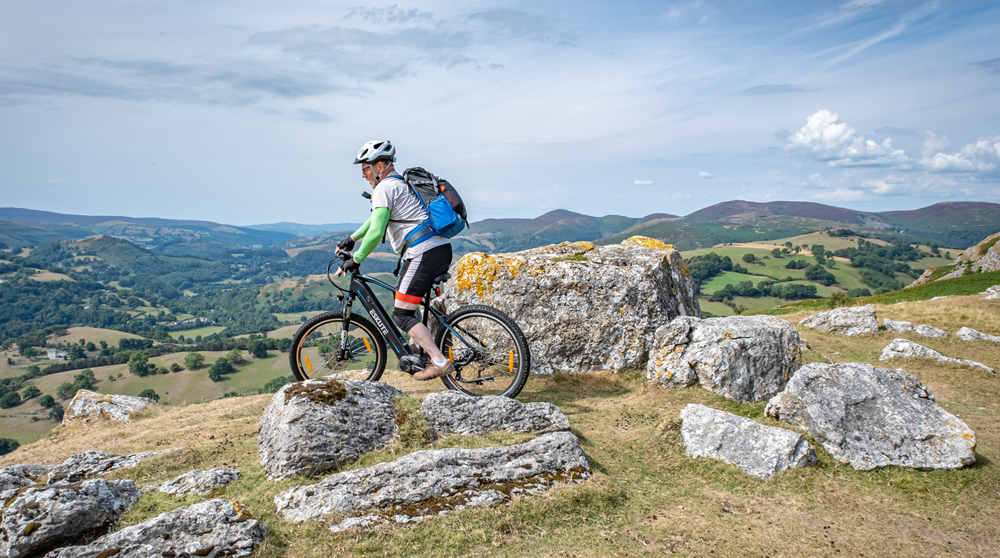 A man does mountain biking on a netuno-pro electric mountain bike