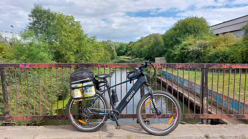 E-Bike-on-the-bridge-is-loaded-with-cargo-on-the-Rear-Rack