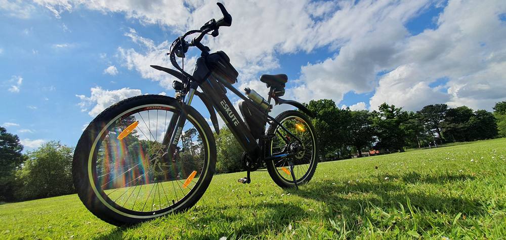 ESKUTE e-bike on the grassland