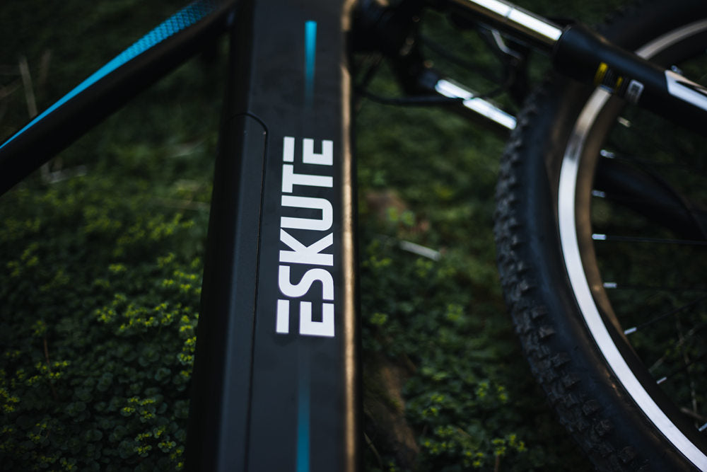 ESKUTE ebike on the grasslands