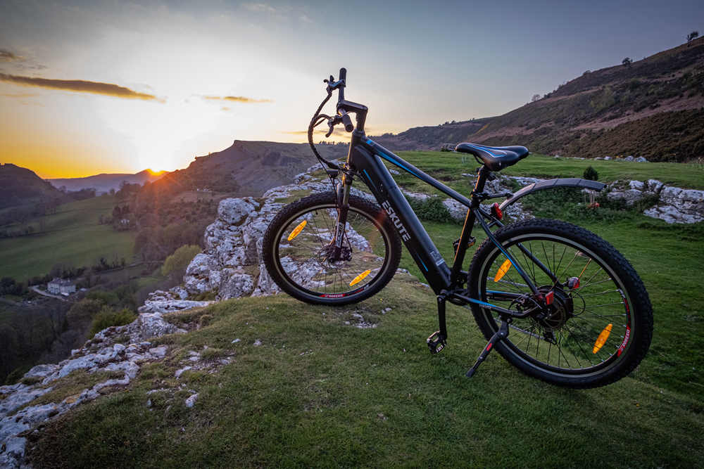 ESKUTE mountain bike under 2000 at the mountain top