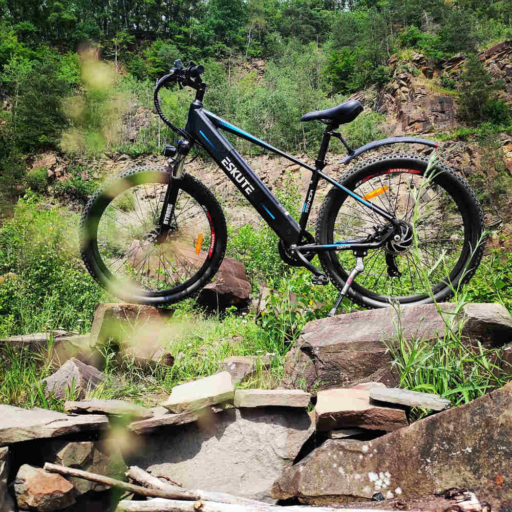 ESKUTE mountain bike under 2000 on the rocks