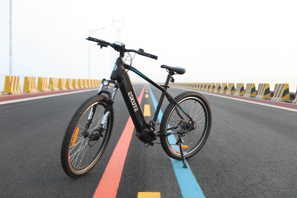 Netuno Pro mountain bike on the road