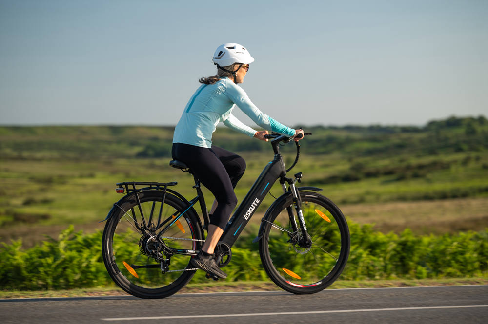 a lady rides e-bike with the correct fit to prevent wrist pain