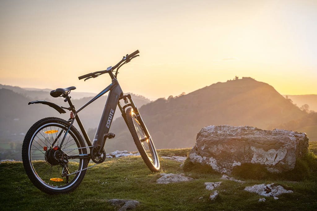 eskute electric mountain bike on the mountain top is equipped with mudguards