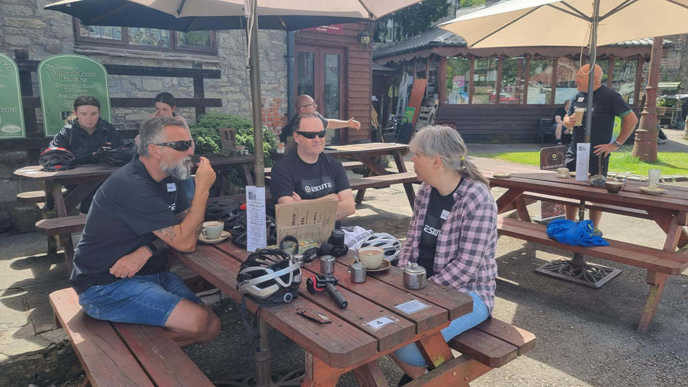 eskute e-bikes owners are resting and chatting over the table