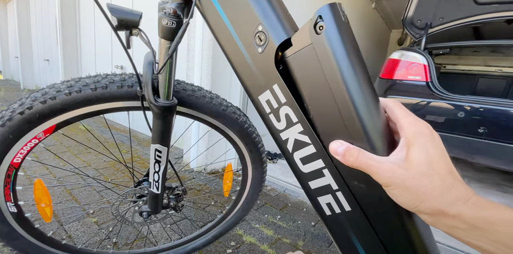 put-the-battery-on-the-electric-mountain-bike